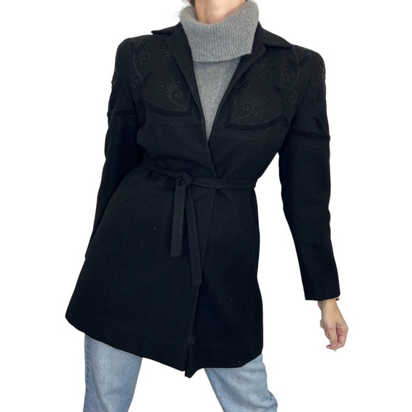 Black tailored embroidered belted fitted coat - Picture 2 of 11